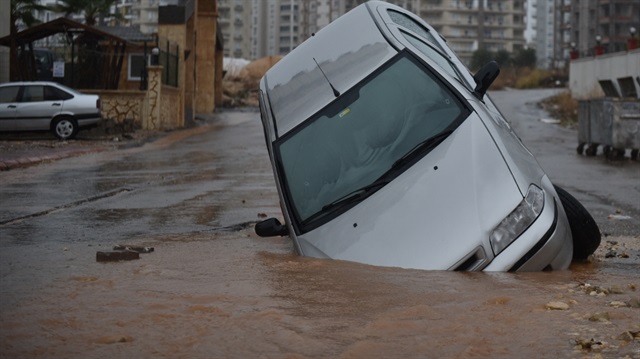 Mersin'de otomobil yolda açılan çukura düştü