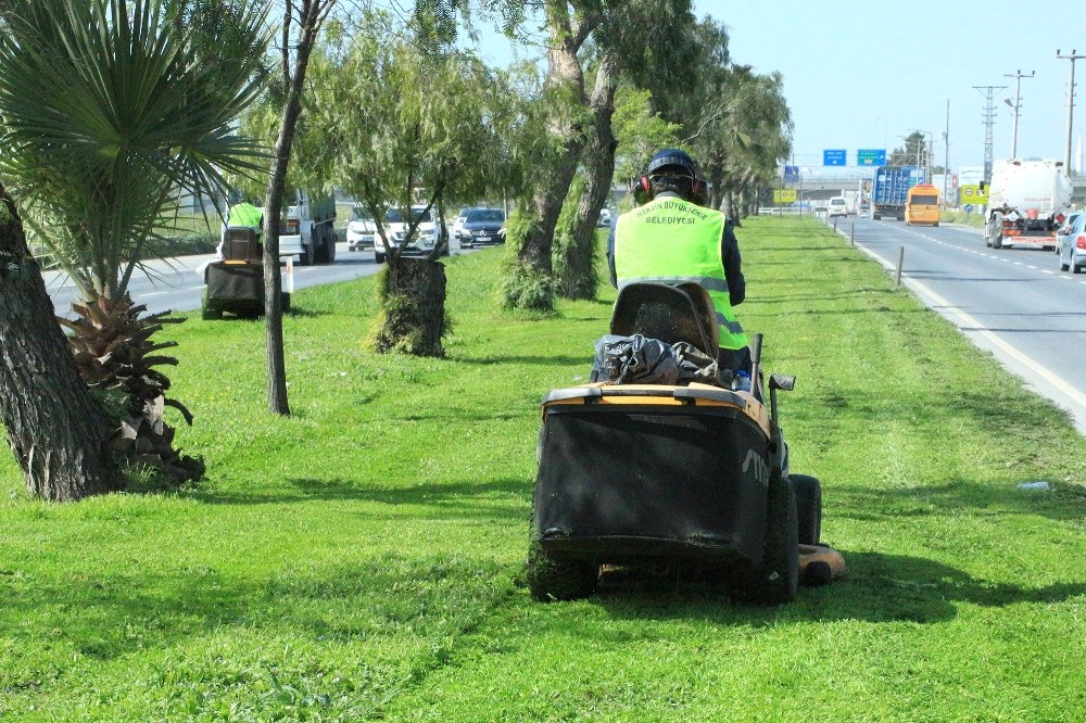 Mersin’de park ve bahçeler ekipleri çalışmalarını sürdürüyor 