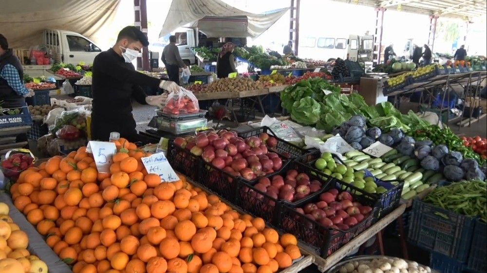 Mersin’de pazarlarda vatandaşlar ve esnaf korona tedbirlerine uyuyor 