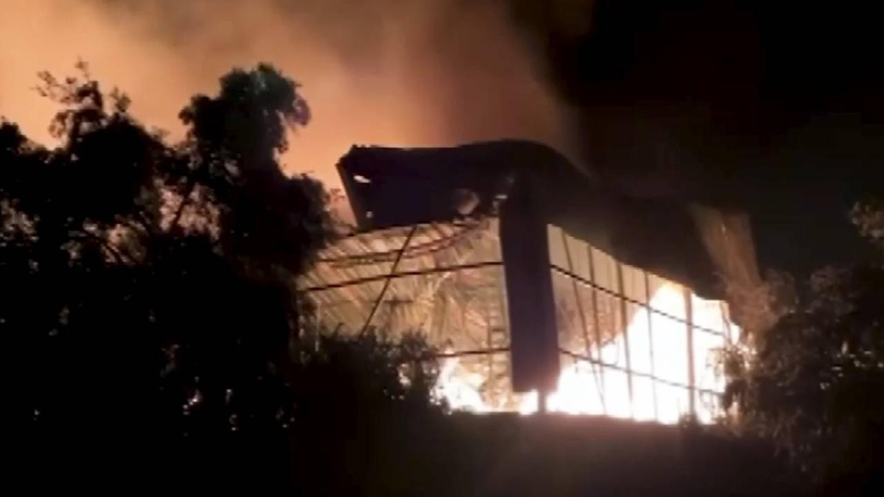 Mersin’de plastik kasa deposunda yangın