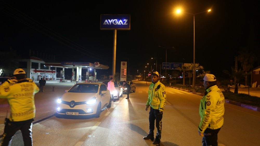 Mersin’de polis, Kovid-19 riskine karşı sürücülerin ateşlerini ölçtü 