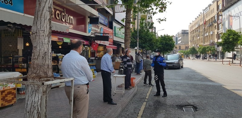 Mersin’de polislerden korona virüs bilgilendirmesi 