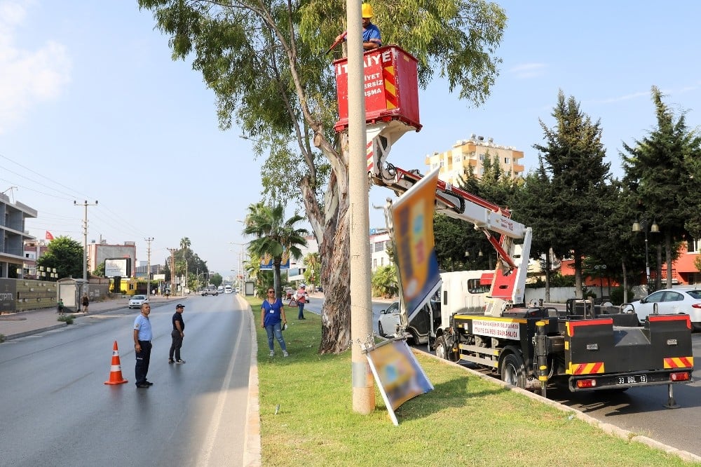 Mersin’de refüj ve direklerdeki izinsiz tabelalar kaldırılıyor 