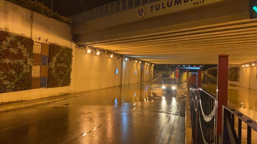 Mersin'de sağanak hayatı olumsuz etkiledi