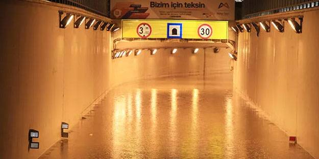 Mersin'de sağanak yağış nedeniyle sokaklar göle döndü