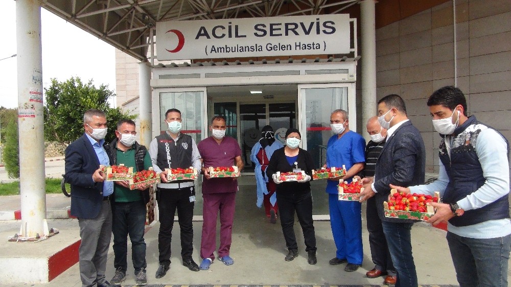 Mersin’de sağlık çalışanlarına 1 ton çilek 