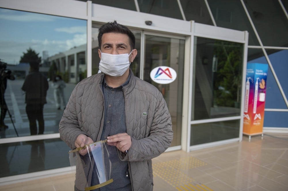 Mersin’de sağlık çalışanlarına siperlikler dağıtılmaya başlandı 