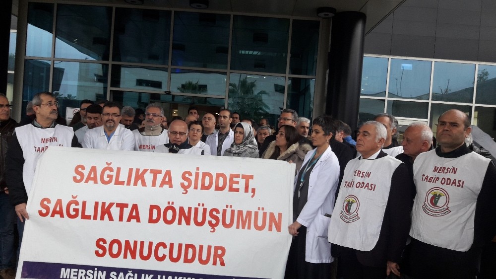 Mersin’de sağlıkçılar, doktorun odasına zarar verenleri protesto etti 