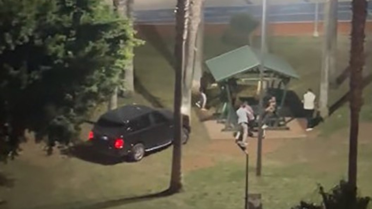 Mersin'de sahilde dehşet! Aracını insanların üzerine sürdü