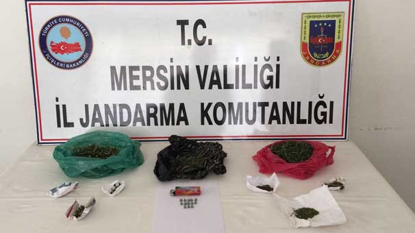 Mersin'de sakız kutusuna gizlenmiş 4 bin 718 adet uyuşturucu hap ele geçirildi