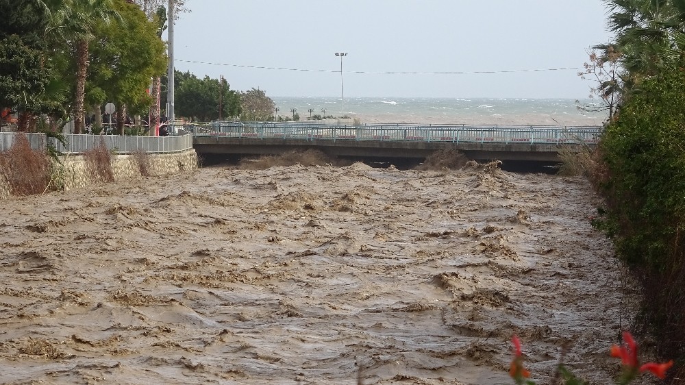 Mersin’de sel gelen derenin seviyesi kritik seviyeye ulaştı 
