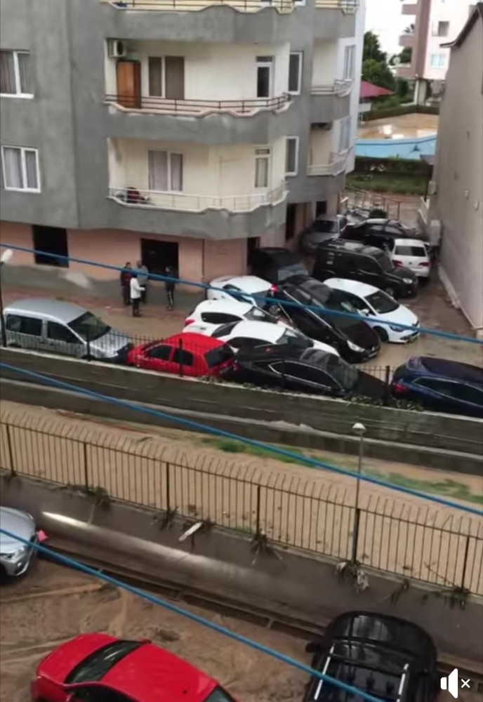 Mersin’de sel suları araçları sürükledi 