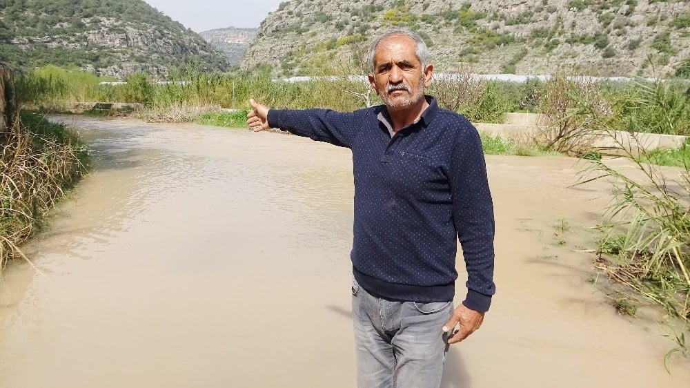Mersin’de sel suları mahalle yolunu kapattı 