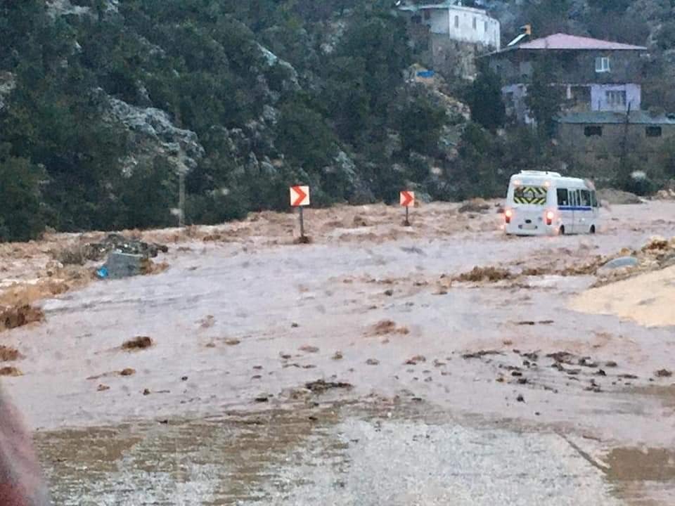 Mersin’de selde kalan öğrenci servisini itfaiye ekipleri kurtardı 