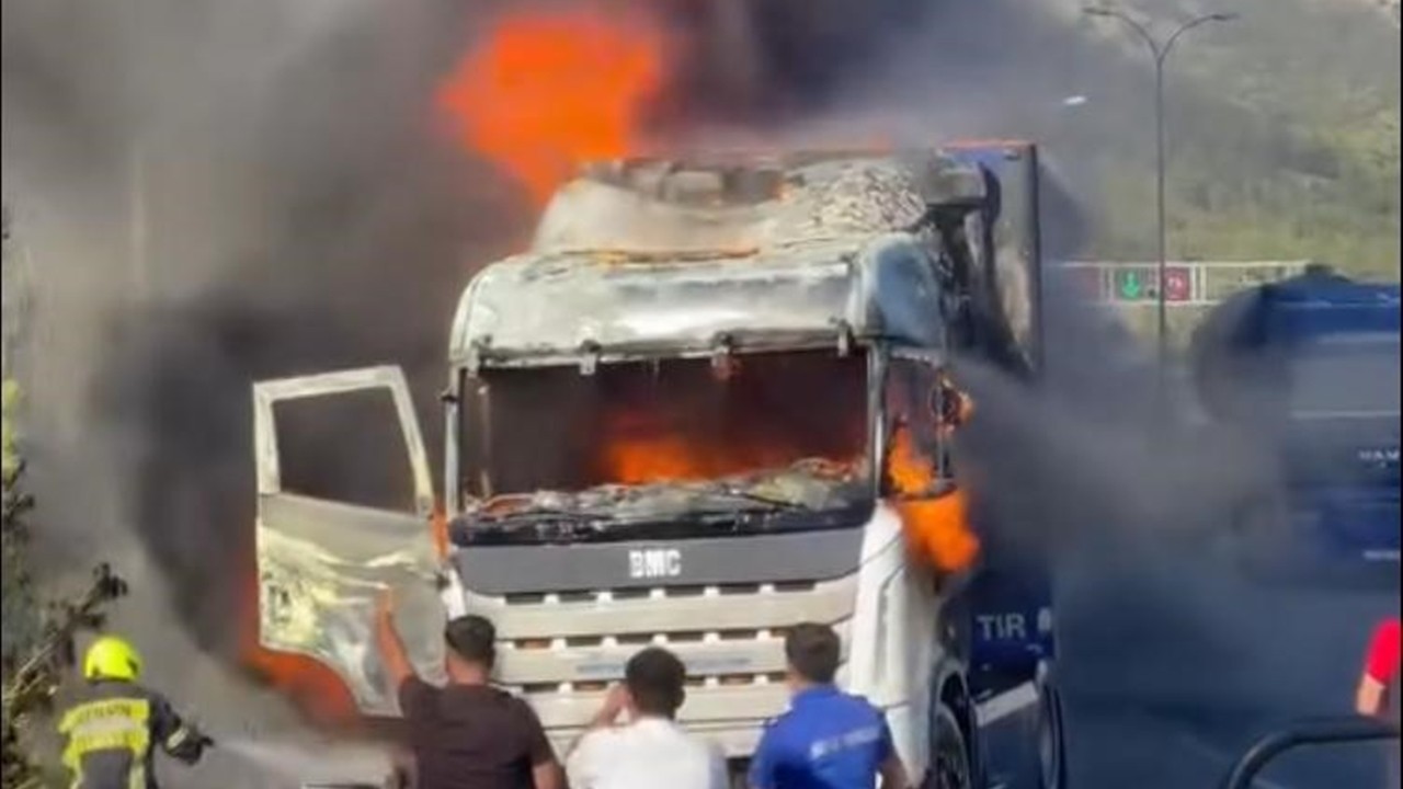 Mersin'de seyir halindeki tırda yangın çıktı
