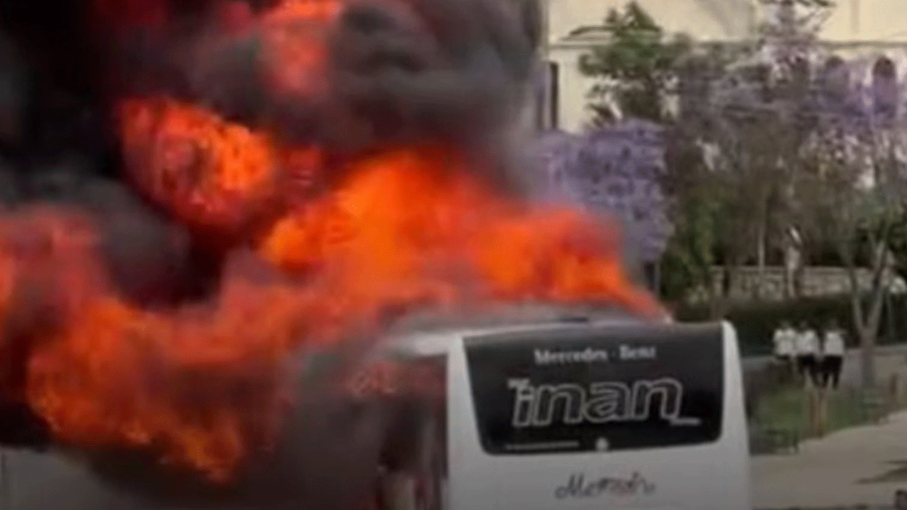 Mersin'de seyir halindeki yolcu otobüsü alev topuna döndü!