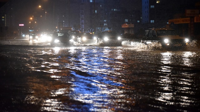 Mersin'de şiddetli yağmur: Okullar tatil edildi