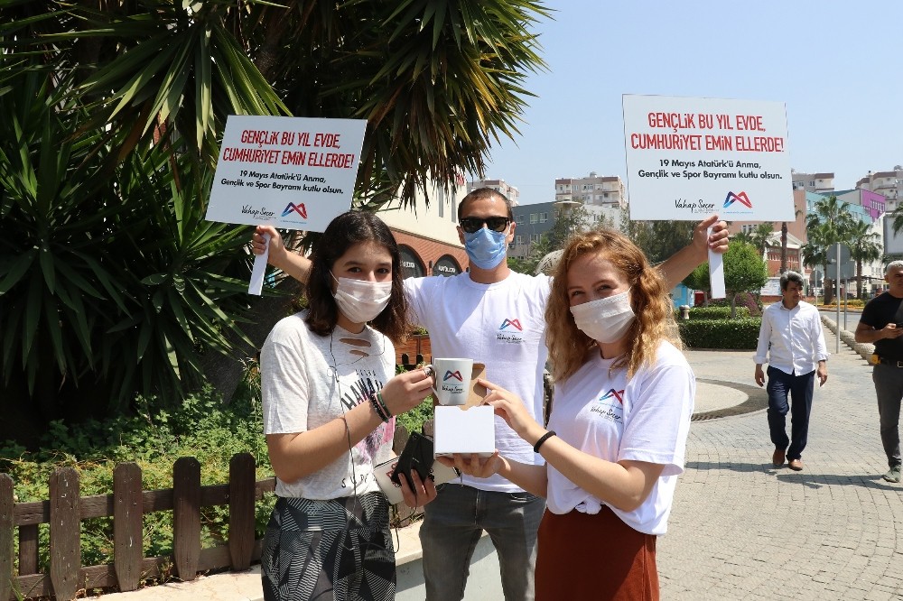 Mersin’de sokağa çıkan çocuklara hediye sürprizi 