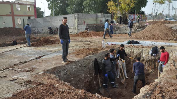 Mersin'de sondaj kazısında, yakın döneme ait yapı taşları ve mezarlar bulundu