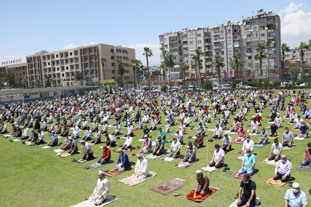 Mersin’de sosyal mesafeli ilk cuma namazı kılındı 