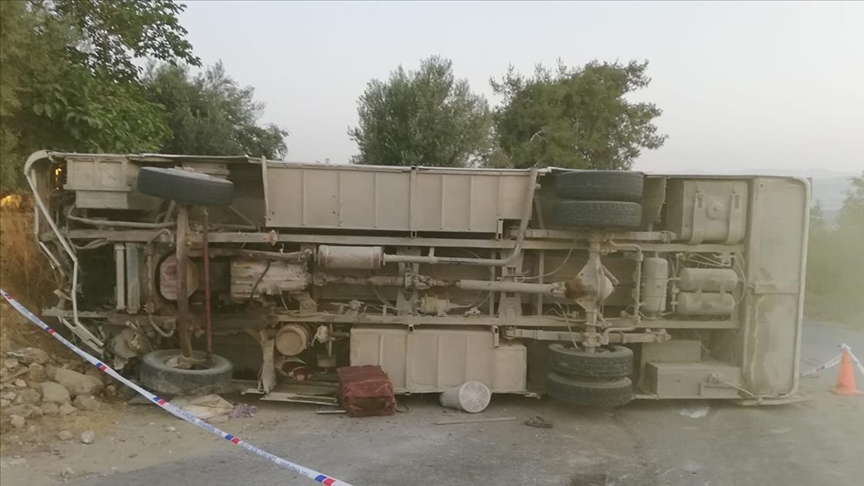 Mersin’de tarım işçilerini taşıyan midibüs freni patladıktan sonra devrildi: 1 ölü, 16 yaralı