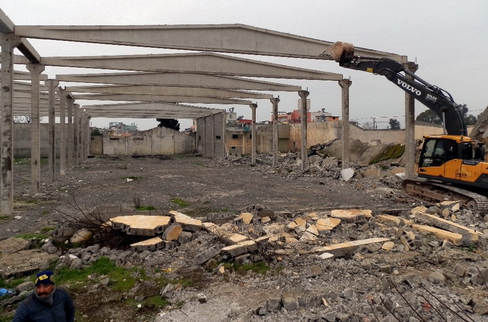 Mersin’de terk edilmiş fabrika binasının yıkımı yapıldı 