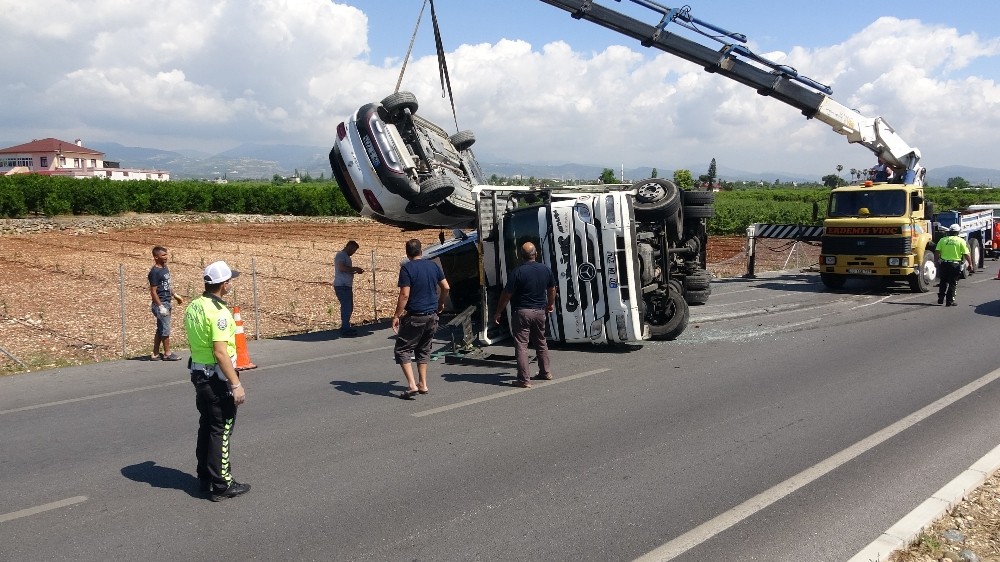 Mersin’de tır yan yattı, taşıdığı 5 otomobil pert oldu 