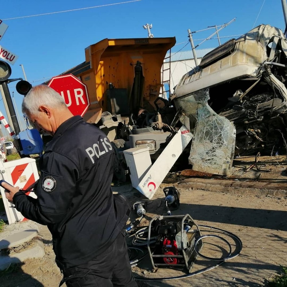 Mersin’de tren hafriyat kamyonuna çarptı: 1 ölü 