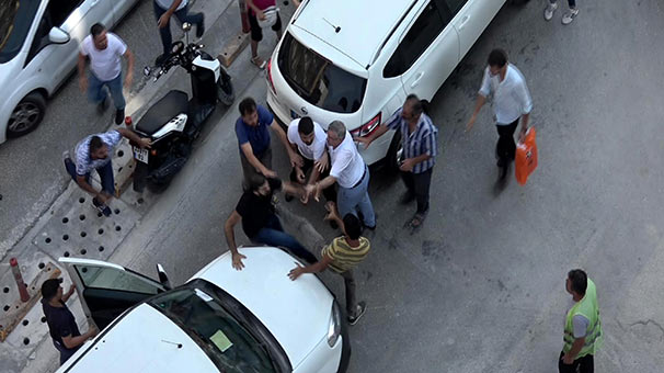 Mersin'de 'uçan tekmeli' yol kavgası