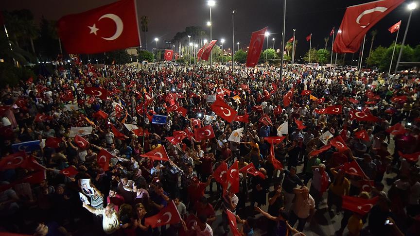 Mersin'de vatandaşlar Cumhuriyet Alanı'nda toplandı
