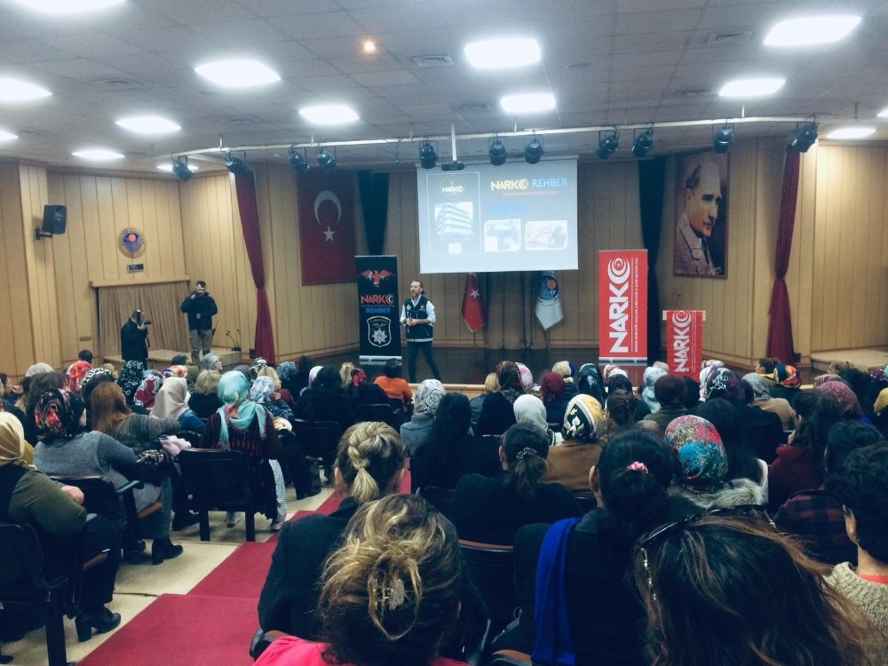 Mersin’de vatandaşlar uyuşturucu konusunda bilgilendiriliyor 