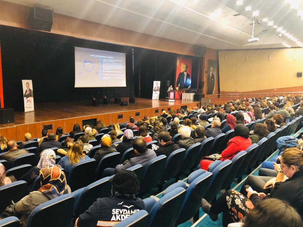 Mersin’de velilere ’Bilinçi teknoloji kullanımı’ semineri düzenlendi 
