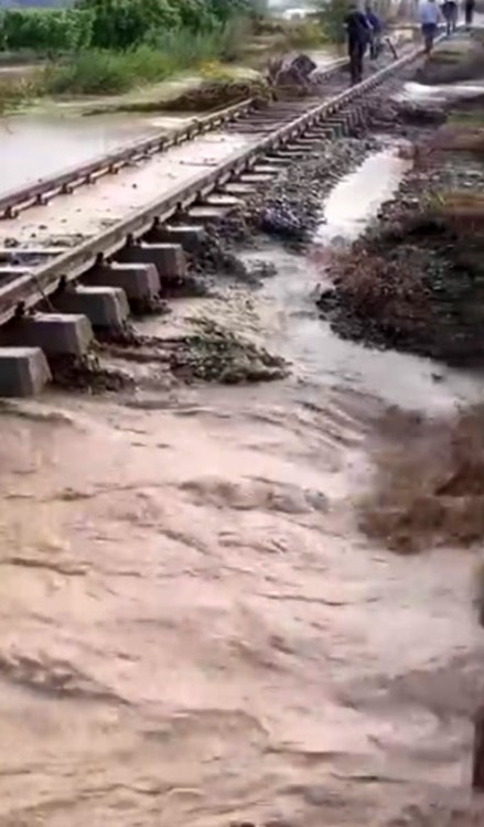 Mersin'de yağışlar tren seferlerini de durdurdu