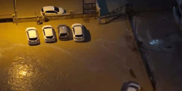 Mersin'de yağmur etkili oldu, onlarca araç sular içinde kaldı