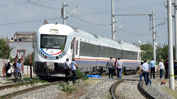 Mersin'de yaşlı adam, tren raylarına yatarak intihar etti