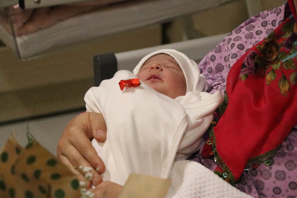 Mersin’de yeni yılın ilk bebeği Cennet Nur oldu 