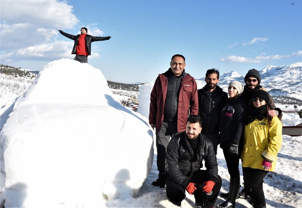 Mersin’de yerli oto TOGG’un kardan heykeli yapıldı 