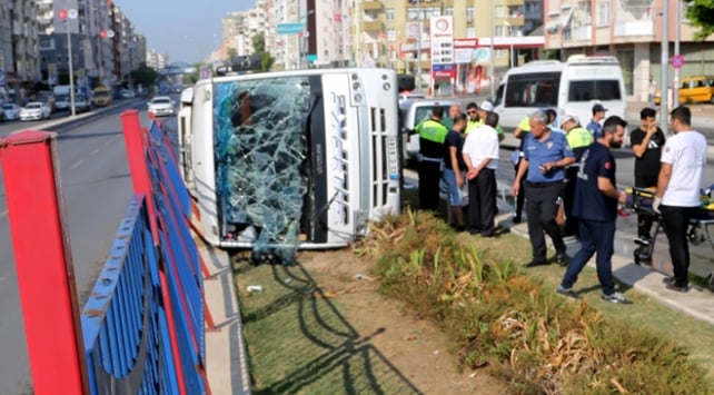 Mersin'de yolcu midibüsü devrildi: 12 kişi yaralandı