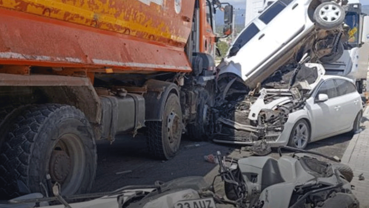 Mersin'de yoldan çıkan kamyon önüne geleni biçti!