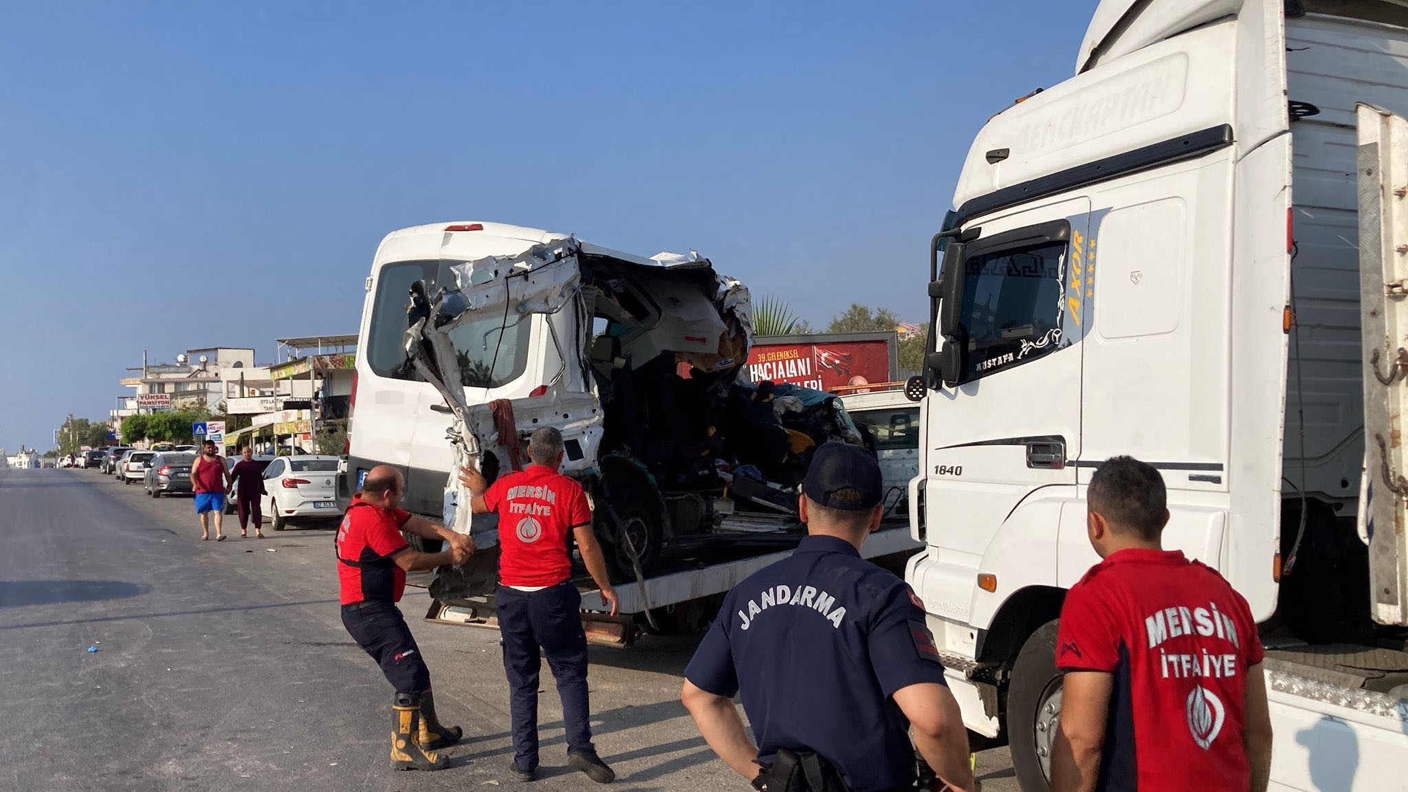 Mersin’de yürek yakan kaza! Park halindeki tıra çarpan minibüste can kaybı