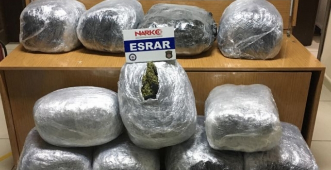 Mersin'de duvara gömülü dolapta 78 kilo esrar