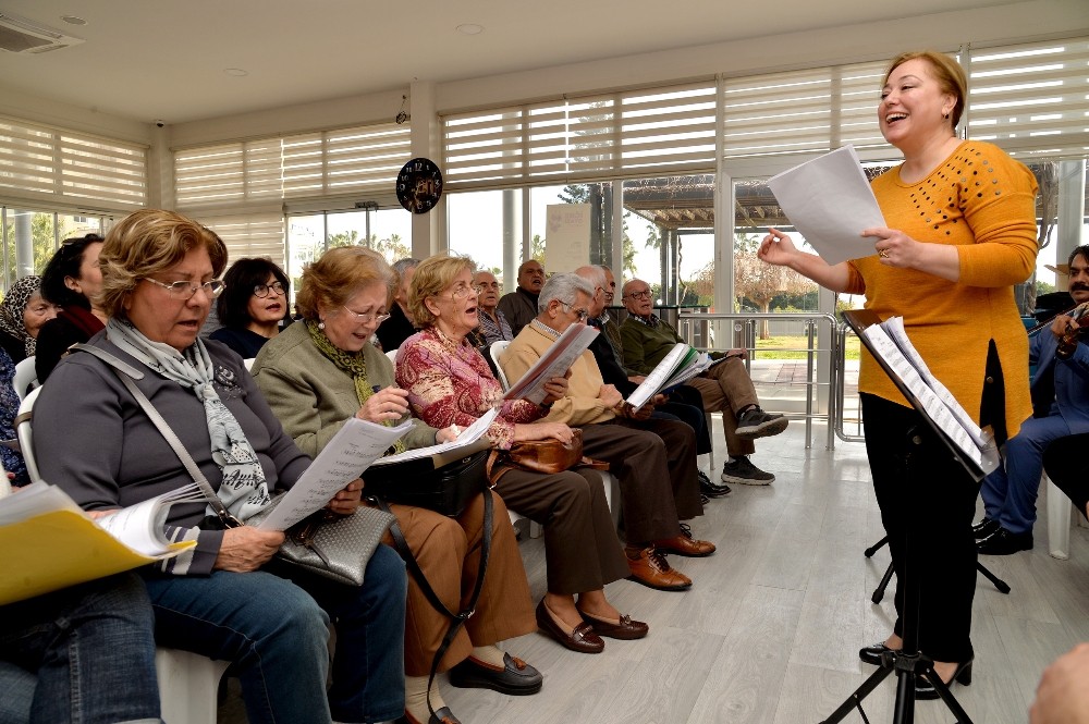 Mersin’deki emeklilerden Türk Sanat Müziği Kursuna büyük ilgi 