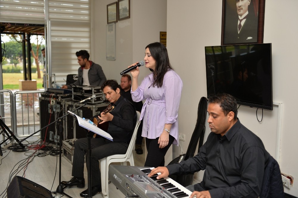 Mersin’deki emeklilere mizük ziyafeti 