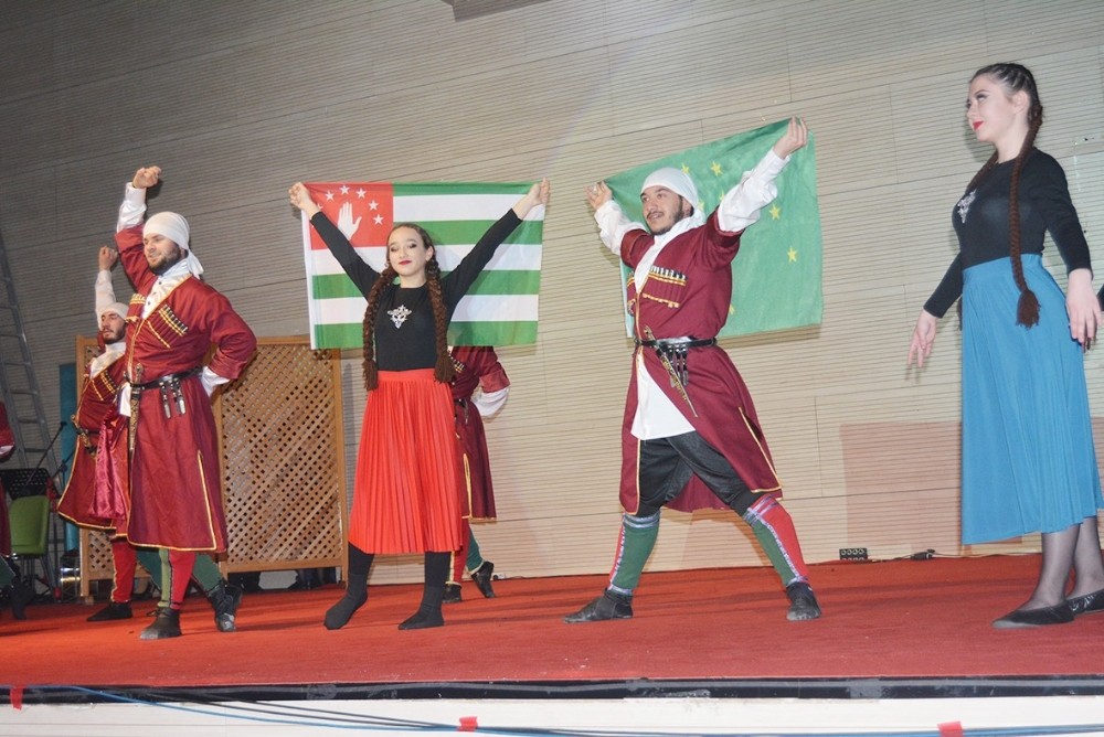 Mersin’deki Kafkaslar kardeşlik gecesinde buluştu 