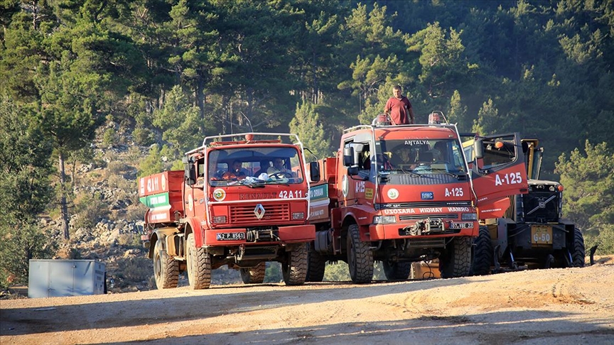 Mersin'deki orman yangınına 3. gününde havadan ve karadan müdahale sürüyor