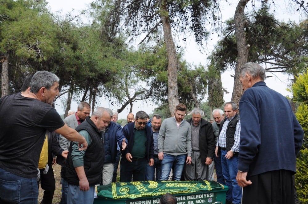 Mersin’deki yangında balkondan düşerek ölen kadın toprağa verildi 