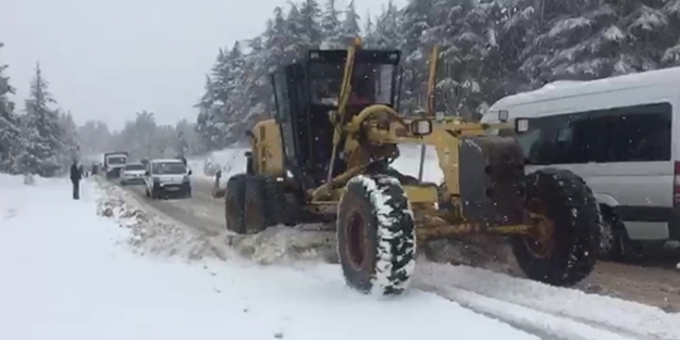 Mersin'in Erdemli ilçesinde kar nedeniyle kapanan yollar açıldı