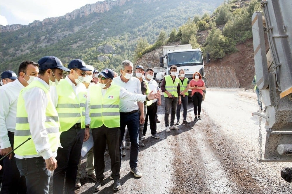 Mersin’in yüksek rakımlı bölgelerinde yol yapım çalışmaları sürüyor 