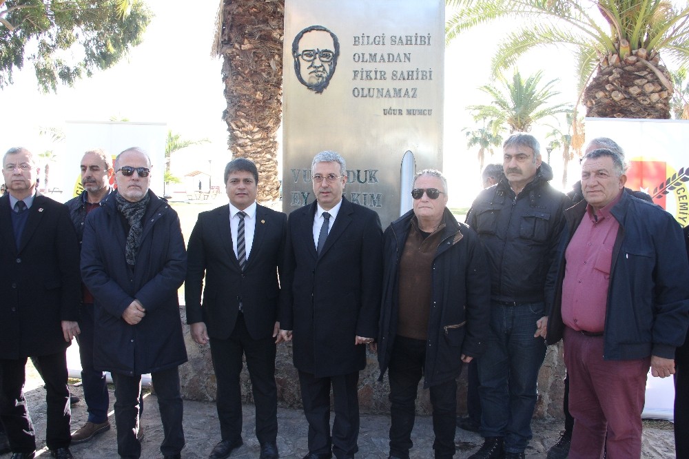 Mersinli gazeteciler Uğur Mumcu’yu andı 