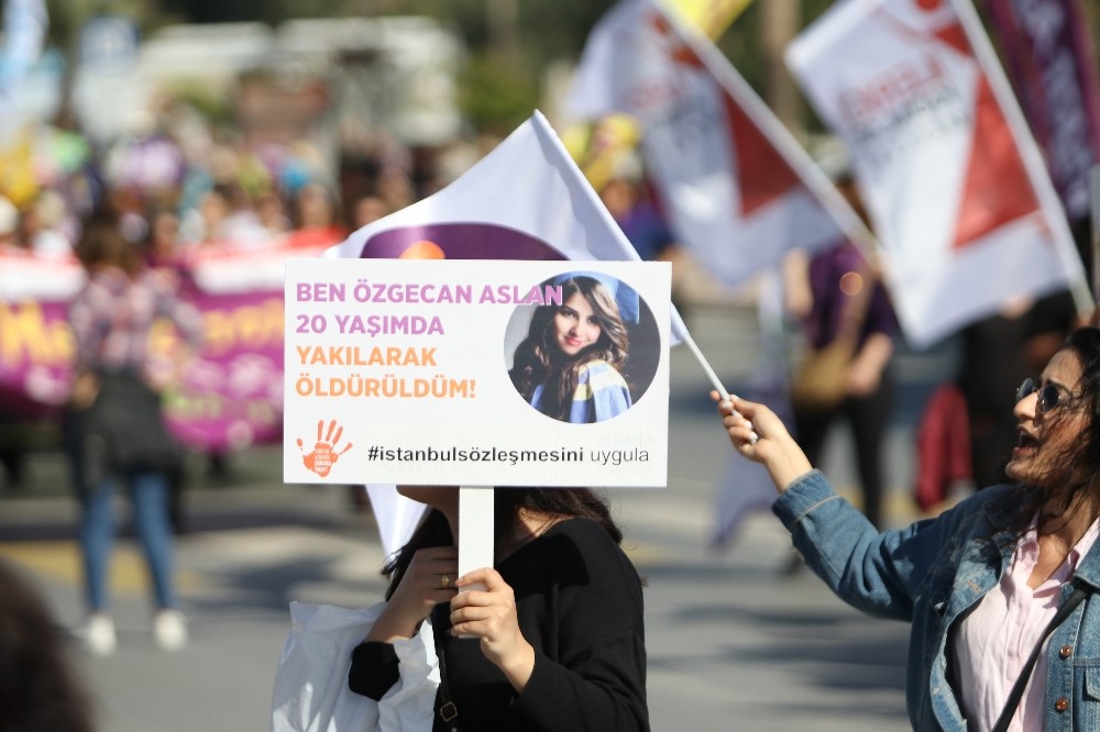 Mersinli kadınlardan “8 Mart” yürüyüşü 